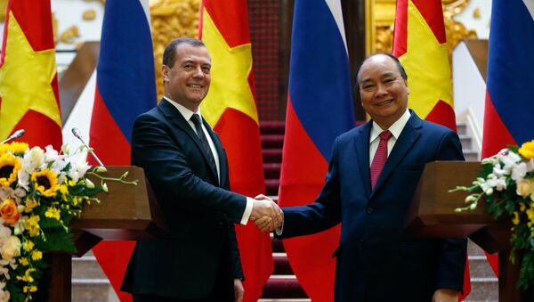 Thủ tướng Nga Dmitry Medvedev với người đồng cấp Việt Nam Nguyễn Xuân Phúc tại Hà Nội. - Sputnik Việt Nam