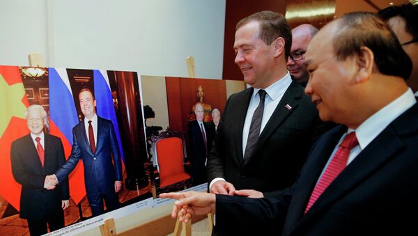 Thủ tướng Nga Dmitry Medvedev với người đồng cấp Việt Nam Nguyễn Xuân Phúc tại Hà Nội - Sputnik Việt Nam
