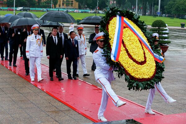 Ngày 19 tháng 11 năm 2018. Thủ tướng Dmitry Medvedev đặt vòng hoa tại Lăng Chủ tịch Hồ Chí Minh ở Hà Nội. - Sputnik Việt Nam