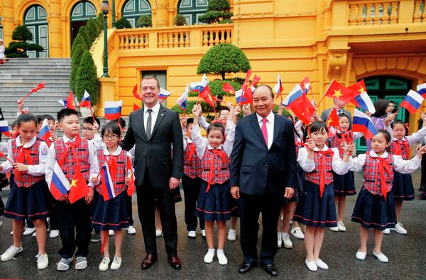 Ngày 19 tháng 11 năm 2018. Thủ tướng Nga Dmitry Medvedev và Thủ tướng Việt Nam Nguyễn Xuân Phúc trong lễ chào mừng chính thức tại Hà Nội. - Sputnik Việt Nam