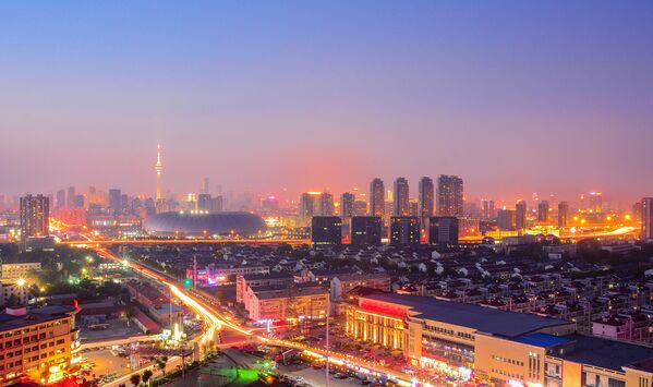 Cảnh quan thành phố buổi tối với Tháp Truyền hình Thiên Tân cao 415,2 m - Sputnik Việt Nam