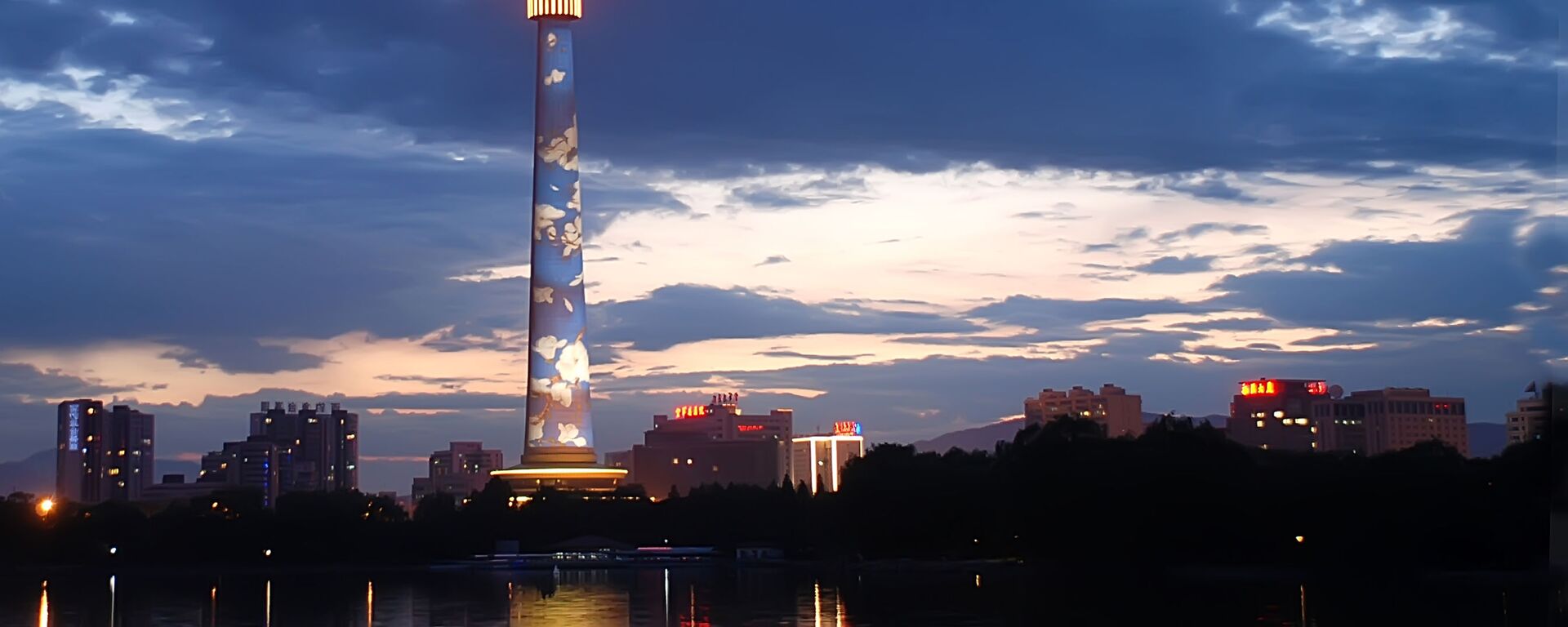 Tháp truyền hình Bắc Kinh, Trung Quốc cao 405 m - Sputnik Việt Nam, 1920, 15.08.2022