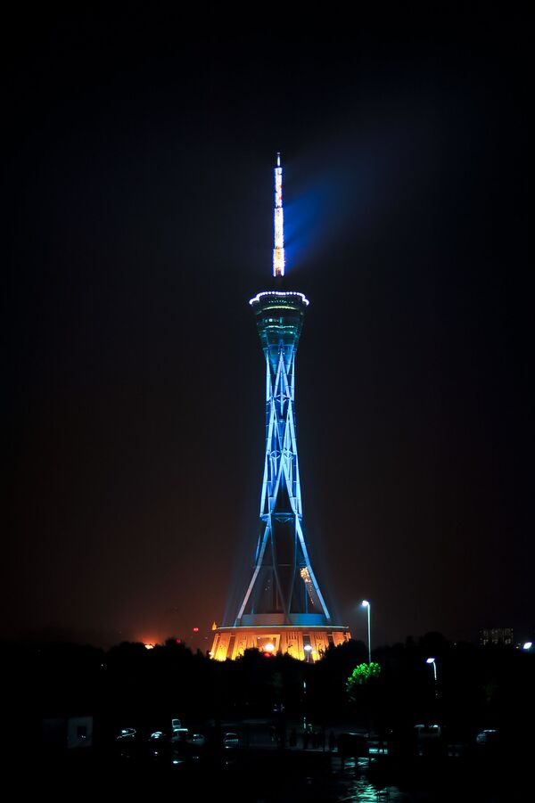 Cảnh ban đêm Tháp truyền hình Trung Nguyên, Trung Quốc, cao 388 m - Sputnik Việt Nam