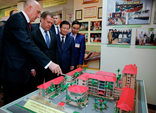 Ngày 19 tháng 11 năm 2018. Thủ tướng Nga Dmitry Medvedev cùng Tổng giám đốc Andrey Kuznetsov trong buổi thăm Trung tâm nhiệt đới Nga-Việt. - Sputnik Việt Nam