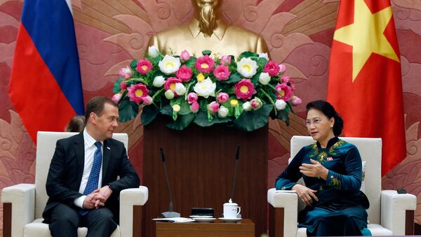 Thủ tướng Nga Dmitry Medvedev và Chủ tịch Quốc hội Việt Nam Nguyễn Thị Kim Ngân tại một cuộc họp tại Hà Nội. - Sputnik Việt Nam
