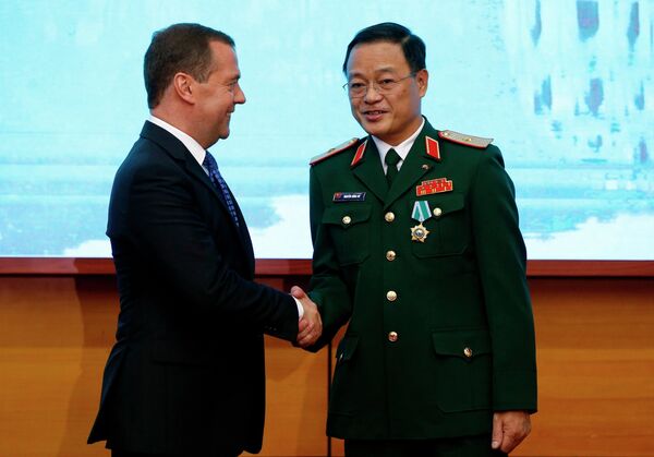 Ngày 19 tháng 11 năm 2018. Thủ tướng Nga Dmitry Medvedev và Tổng giám đốc Trung tâm nhiệt đới Nga-Việt Nguyễn Hồng Dư, tại lễ trao phần thưởng của Nhà nước Nga cho Trung tâm. - Sputnik Việt Nam