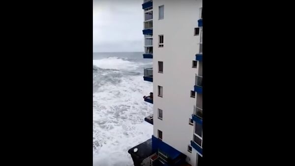 Những con sóng khổng lồ đánh vào ban công khách sạn ở Tenerife - Sputnik Việt Nam