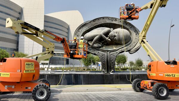 Một trong những tác phẩm điêu khắc Hành trình tuyệt vời của nghệ sĩ Damien Hirst tại lối vào Trung tâm Y tế Sidra ở Doha, Qatar - Sputnik Việt Nam