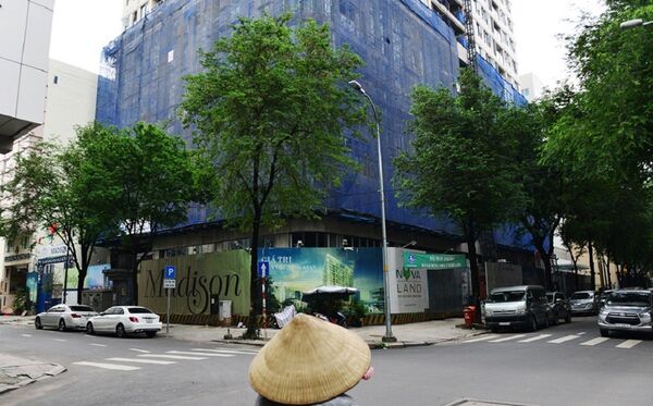 Tháng 6/2015, ông Tín ký quyết định chấp thuận cho Công ty cổ phần xây dựng Bắc Nam 79 thuê khu đất hơn 2.300 m2 tại số 15 Thi Sách (phường Bến Nghé, quận 1) trong thời hạn 50 năm. Trong đó có nội dung yêu cầu không được chuyển đổi, chuyển nhượng, cho thuê, thế chấp, góp vốn bằng quyền sử dụng đất. Tháng 6/2015, ông Tín ký quyết định chấp thuận cho Công ty cổ phần xây dựng Bắc Nam 79 thuê khu đất hơn 2.300 m2 tại số 15 Thi Sách (phường Bến Nghé, quận 1) trong thời hạn 50 năm. Trong đó có nội dung yêu cầu không được chuyển đổi, chuyển nhượng, cho thuê, thế chấp, góp vốn bằng quyền sử dụng đất. - Sputnik Việt Nam