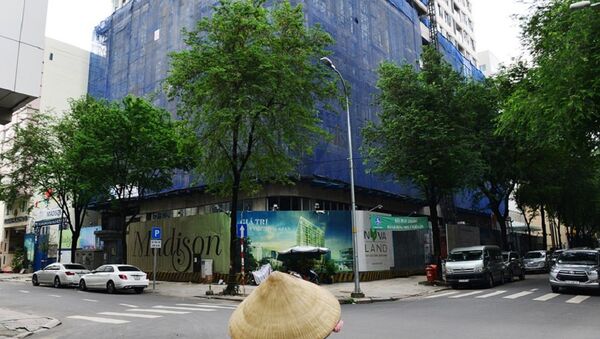 Tháng 6/2015, ông Tín ký quyết định chấp thuận cho Công ty cổ phần xây dựng Bắc Nam 79 thuê khu đất hơn 2.300 m2 tại số 15 Thi Sách (phường Bến Nghé, quận 1) trong thời hạn 50 năm. Trong đó có nội dung yêu cầu không được chuyển đổi, chuyển nhượng, cho thuê, thế chấp, góp vốn bằng quyền sử dụng đất. - Sputnik Việt Nam