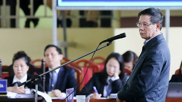 Bị cáo Phan Văn Vĩnh, nguyên Tổng cục trưởng Tổng cục cảnh sát, trả lời trước tòa. - Sputnik Việt Nam