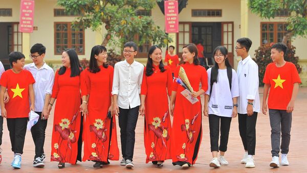 Niềm vui của cô và trò trong ngày 20/11 tại Trường THCS Ninh Thành (Tp Ninh Bình) . - Sputnik Việt Nam