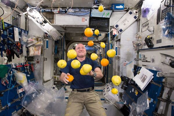 Phi hành gia Scott Kelly biểu diễn tài nghệ tung hứng với chanh và cam - Sputnik Việt Nam
