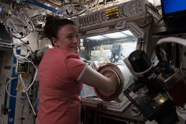 Phi hành gia NASA Serena Auñón-Chancellor trong cuộc thí nghiệm trên khoang Trạm ISS - Sputnik Việt Nam