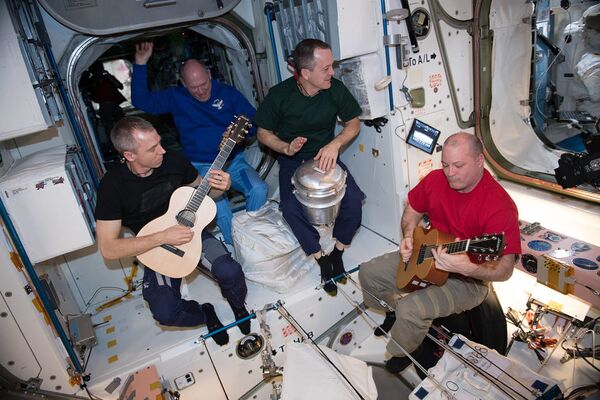 Các thành viên đoàn thám hiểm 55 chơi guitar trên khoang Trạm ISS - Sputnik Việt Nam