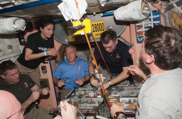 Bữa ăn trên khoang Trạm ISS - Sputnik Việt Nam