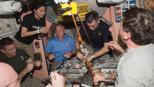 Bữa ăn trên khoang Trạm ISS  - Sputnik Việt Nam