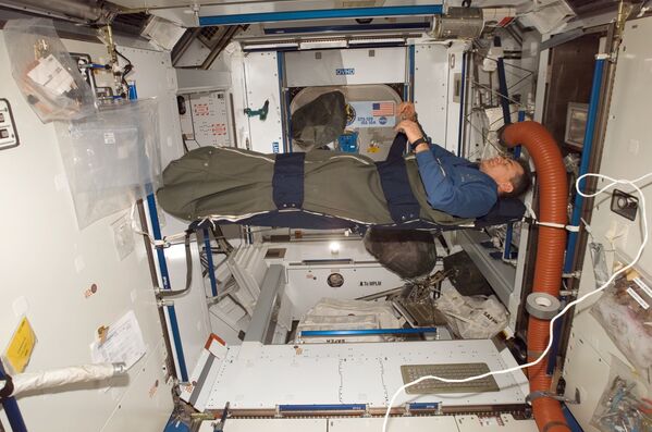 Phi hành gia Italia Paolo Nespoli đang say ngủ trên khoang Trạm ISS - Sputnik Việt Nam