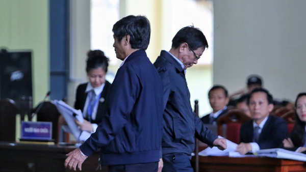 Ông Phan Văn Vĩnh (phải) đi xuống và Nguyễn Thanh Hóa đi lên bục xét hỏi sáng 20-11 - Sputnik Việt Nam