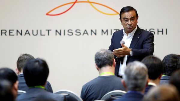 Глава стратегического партнерства Альянса Renault-Nissan-Mitsubishi Карлос Гон отвечает на вопросы журналистов о фонде для инвестирования в инновации - Sputnik Việt Nam