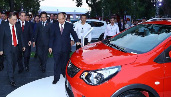 Thủ tướng Nguyễn Xuân Phúc và các đại biểu xem các sản phẩm xe ô tô và xe máy của Tập đoàn Vingroup. - Sputnik Việt Nam