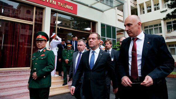 Thủ tướng Nga Dmitry Medvedev viếng thăm Trung tâm Nghiên cứu khoa học và công nghệ hỗn hợp Nhiệt đới Việt-Nga tại Hà Nội. - Sputnik Việt Nam