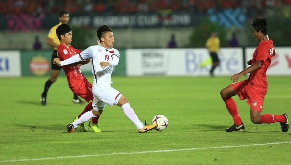 Quang Hải (19) bị hậu vệ Myanmar phạm lỗi trước vòng cấm địa. - Sputnik Việt Nam