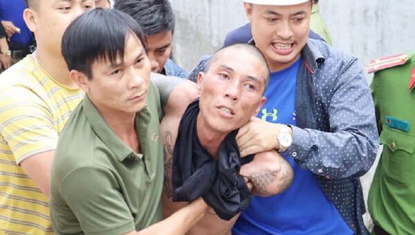 Lực lượng công an khống chế người đàn ông, giải cứu cháu bé - Sputnik Việt Nam