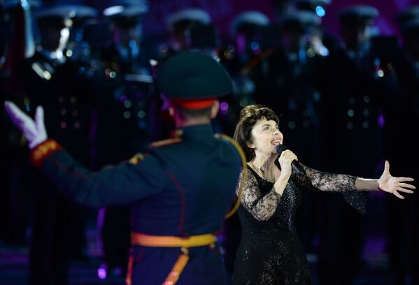 Ca sĩ Pháp Mireille Mathieu tại lễ khai mạc Festival Quân  nhạc Quốc tế Tháp Spasskaya - Sputnik Việt Nam