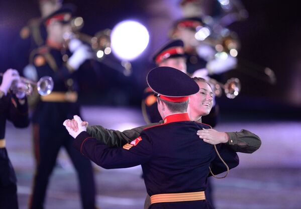 Dàn nhạc của trường quân sự Suvorov Moskva tại lễ khai mạc Festival Quân  nhạc Quốc tế Tháp Spasskaya - Sputnik Việt Nam