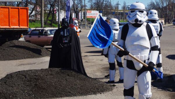 Lãnh đạo Đảng Internet Ukraine trong trang phục Darth Vader phục hồi đường với những người ủng hộ tại Odessa - Sputnik Việt Nam