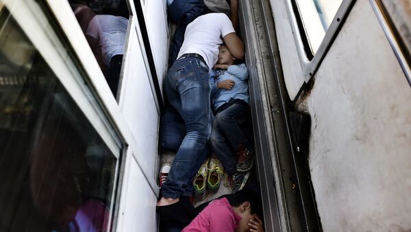 Người tị nạn Syria ngủ trên sàn tàu hỏa đến Macedonia - Sputnik Việt Nam