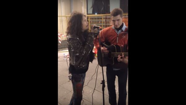 Thủ lĩnh nhóm Aerosmith song ca với nhạc sĩ đường phố ở Moskva - Sputnik Việt Nam