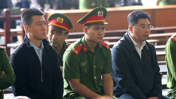 Bị cáo Phan Sào Nam (trái) và Nguyễn Văn Dương (phải) tại tòa. - Sputnik Việt Nam