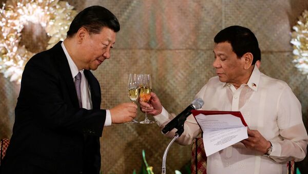 Chủ tịch Trung Quốc Tập Cận Bình và Tổng thống Philippines, Rodrigo Duterte tại Manila - Sputnik Việt Nam