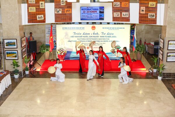 Ngày 22 tháng 11, triển lãm Việt Nam: Đất nước, con người - Nhìn từ biển, đảo đã được khai mạc tại Tổ hợp đa chức năng Hà Nội-Moskva. Ngày 22 tháng 11, triển lãm Việt Nam: Đất nước, con người - Nhìn từ biển, đảo đã được khai mạc tại Tổ hợp đa chức năng Hà Nội-Moskva. - Sputnik Việt Nam
