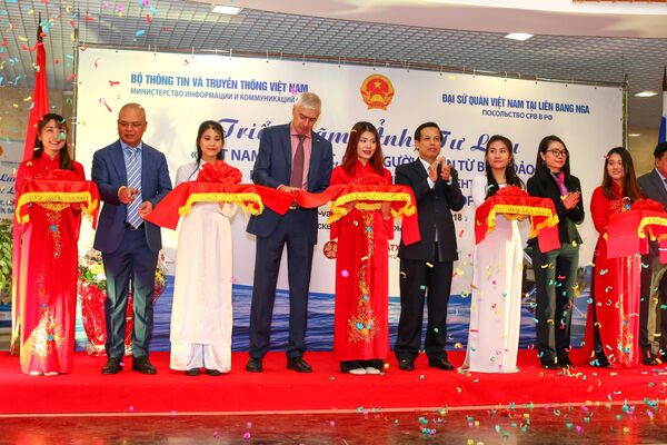 Ngày 22 tháng 11, triển lãm Việt Nam: Đất nước, con người - Nhìn từ biển, đảo đã được khai mạc tại Tổ hợp đa chức năng Hà Nội-Moskva. Ngày 22 tháng 11, triển lãm Việt Nam: Đất nước, con người - Nhìn từ biển, đảo đã được khai mạc tại Tổ hợp đa chức năng Hà Nội-Moskva. - Sputnik Việt Nam