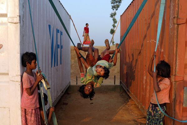 Trẻ em chơi trong trại tị nạn ở Cox's-Bazar, Bangladesh - Sputnik Việt Nam