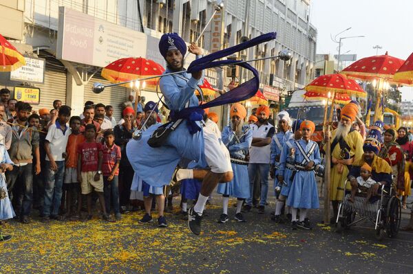 Những người Sikh Ấn Độ biểu diễn võ thuật trong đám rước thiêng ở Secunderabad - Sputnik Việt Nam