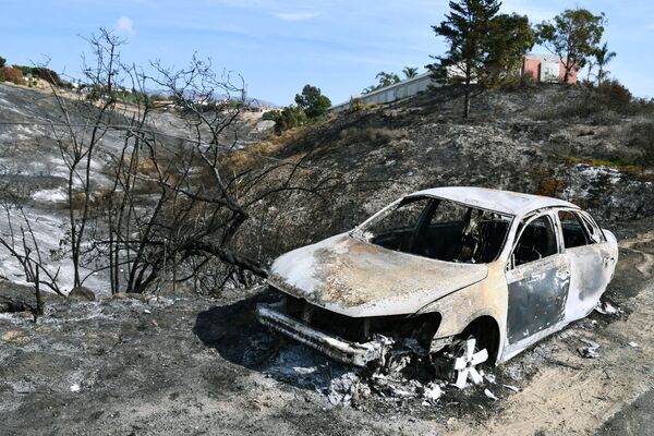 Chiếc xe bị cháy trong đám cháy rừng ở ngoại ô thành phố Malibu, bang California - Sputnik Việt Nam