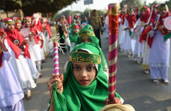 Thanh thiếu niên Pakistan kỷ niệm ngày nhật của nhà tiên tri Muhammad ở Karachi - Sputnik Việt Nam