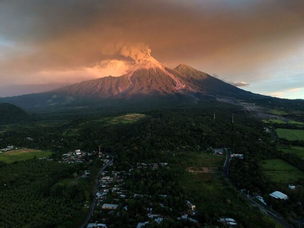 Núi lửa Fuego phun trào ở Guatemala - Sputnik Việt Nam