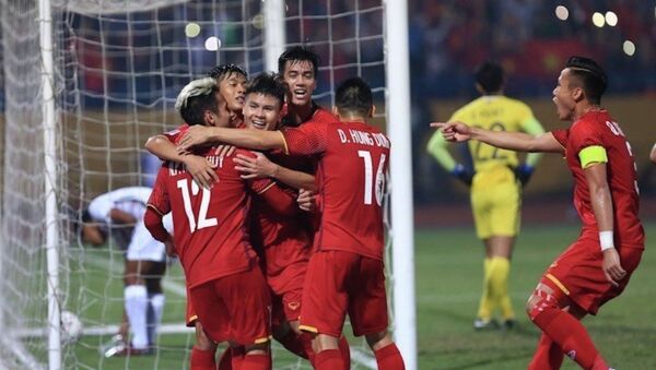 Các cầu thủ Việt Nam ăn mừng sau bàn thắng nâng tỷ số lên 2-0 của Quang Hải - Sputnik Việt Nam