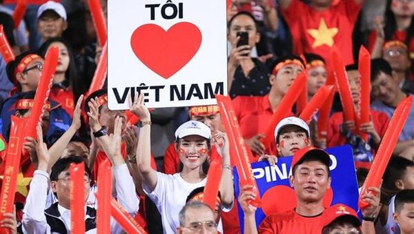 Nữ cổ động viên thể hiện tình yêu đối với đội tuyển Việt Nam - Sputnik Việt Nam
