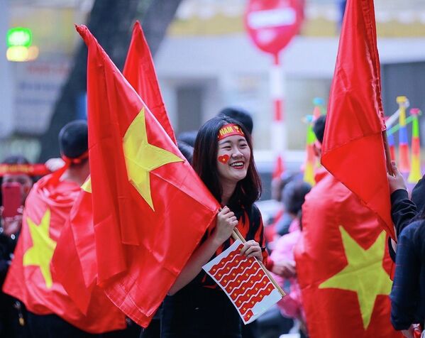 Người hâm mộ với cờ và băng rôn cổ vũ cho đội tuyển Việt Nam - Sputnik Việt Nam