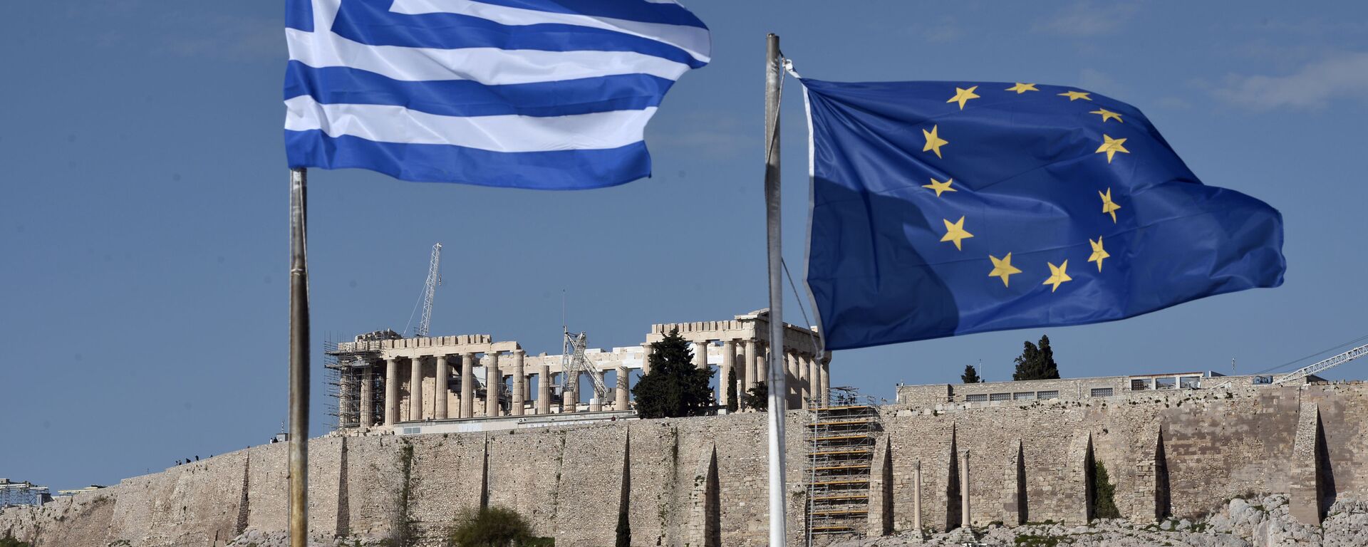 Флаги Греции и ЕС развеваются перед Акрополем в Афинах - Sputnik Việt Nam, 1920, 01.06.2022