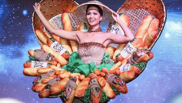 Hoa hậu H'Hen Niê khi công bố váy Bánh mì là trang phục dân tộc của Việt Nam tại Hoa hậu Hoàn vũ 2018. - Sputnik Việt Nam
