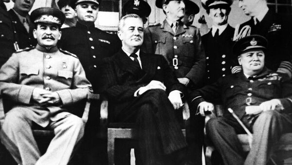 Lãnh tụ Liên Xô Yosif Stalin, Tổng thống Mỹ Franklin Roosevelt và Thủ tướng Anh Winston Churchill tại Hội nghị Tehran, năm 1943 - Sputnik Việt Nam
