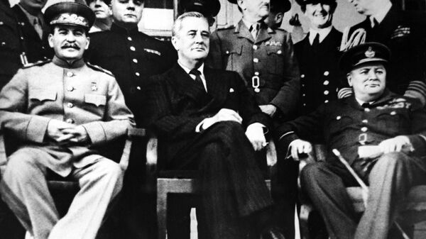 Lãnh tụ Liên Xô Yosif Stalin, Tổng thống Mỹ Franklin Roosevelt và Thủ tướng Anh Winston Churchill tại Hội nghị Tehran, năm 1943 - Sputnik Việt Nam