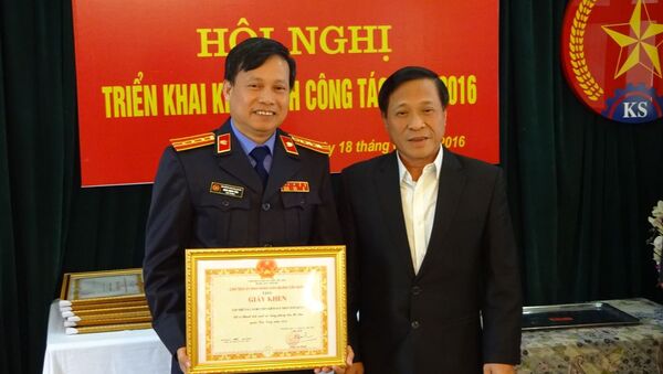 Đồng chí Lê Văn Luân - Bí thư quận ủy, Chủ tịch HĐND quận Cầu Giấy trao tặng Giấy khen - Sputnik Việt Nam